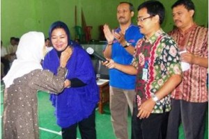 Rini Sardjono mendapat dukungan dari warga Kuningan sessaat teusai baksos